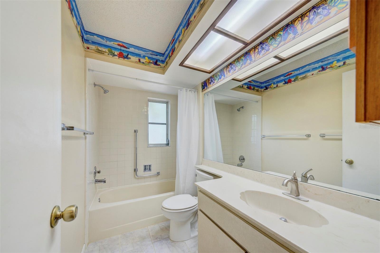Front bath - Cute vintage border!