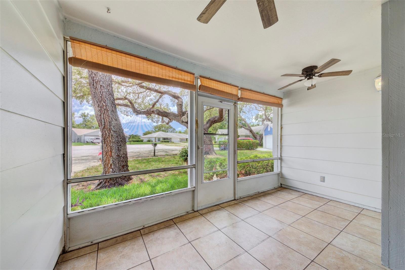 Fab front porch, with fans AND shades!