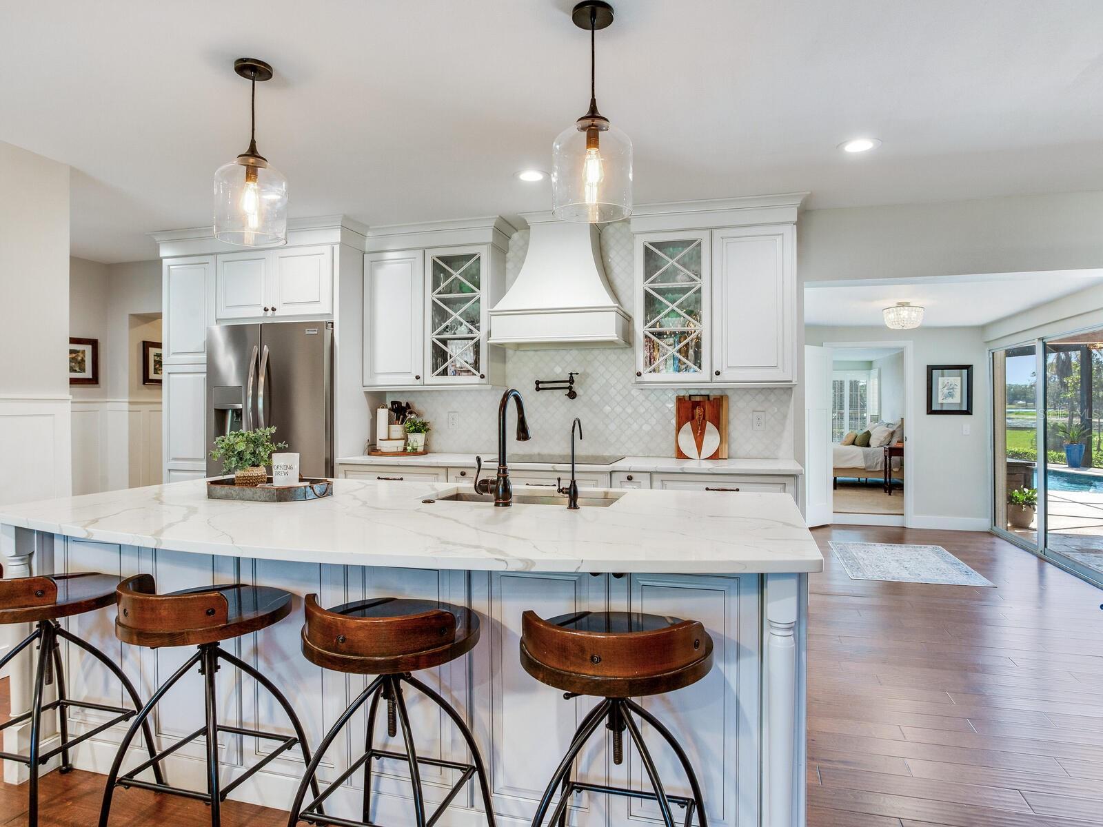 Kitchen / Center Island w/ Bar Stools