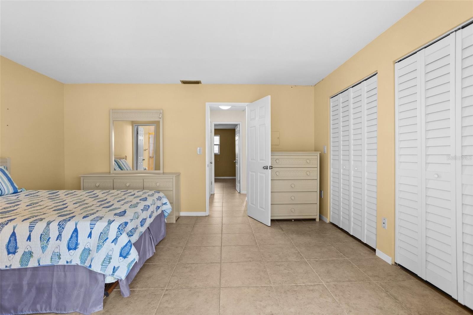 DOUBLE CLOSETS!