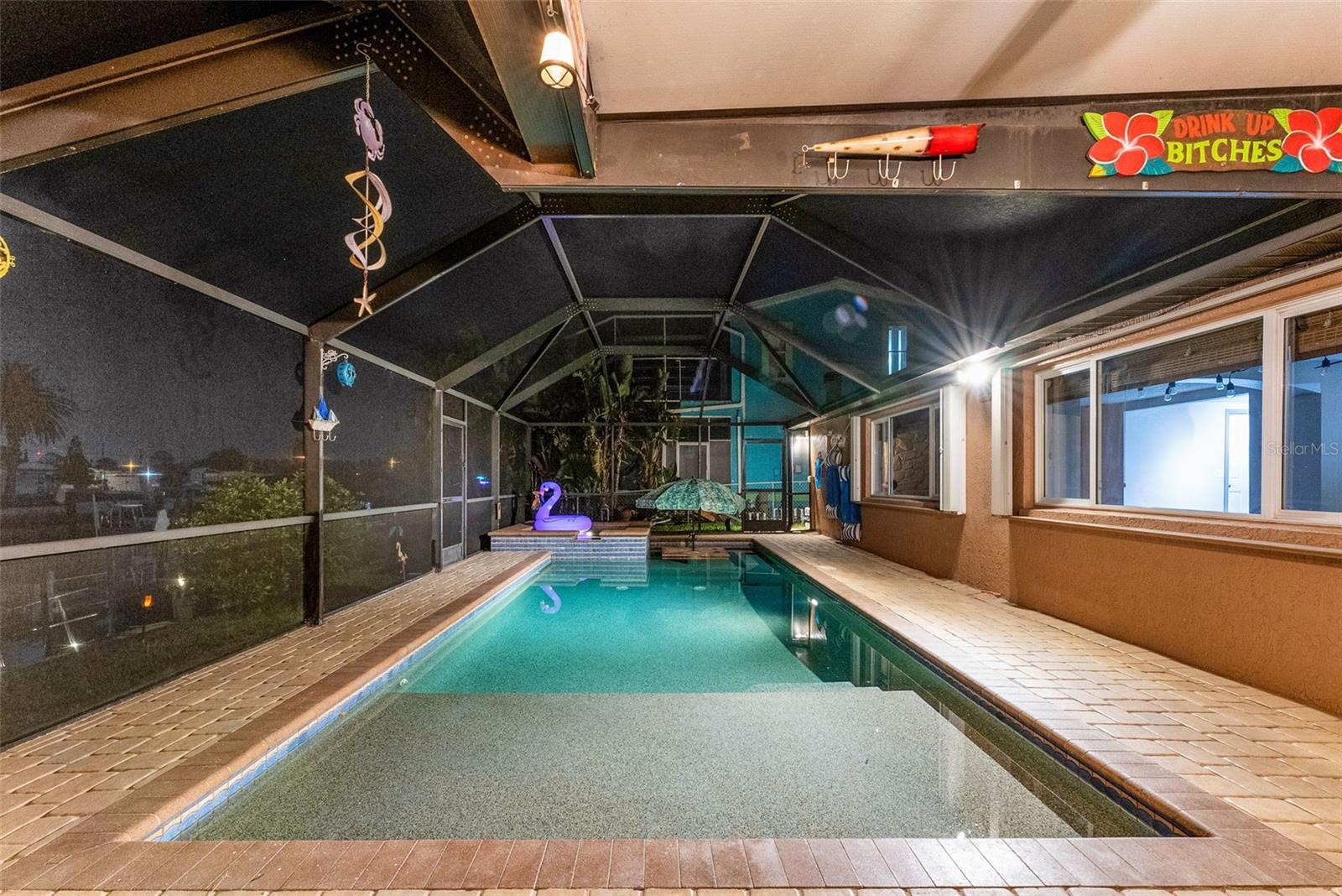 VAULTED POOL SCREEN