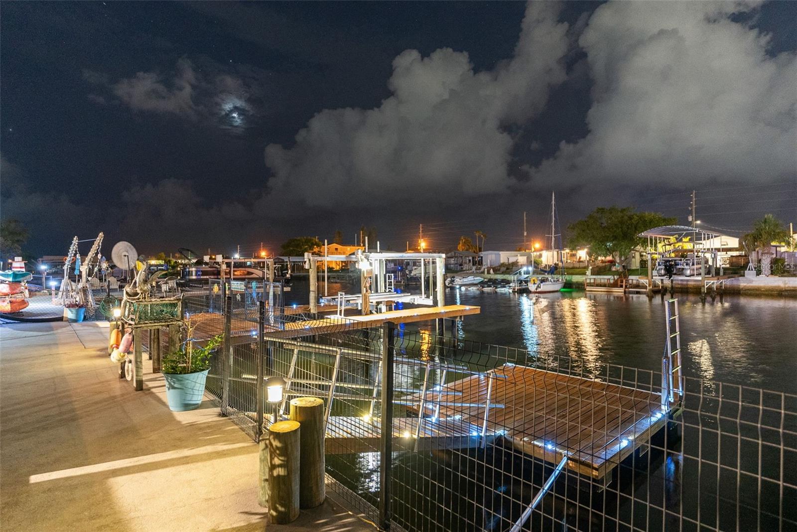 LED LIGHTING ON DOCKS