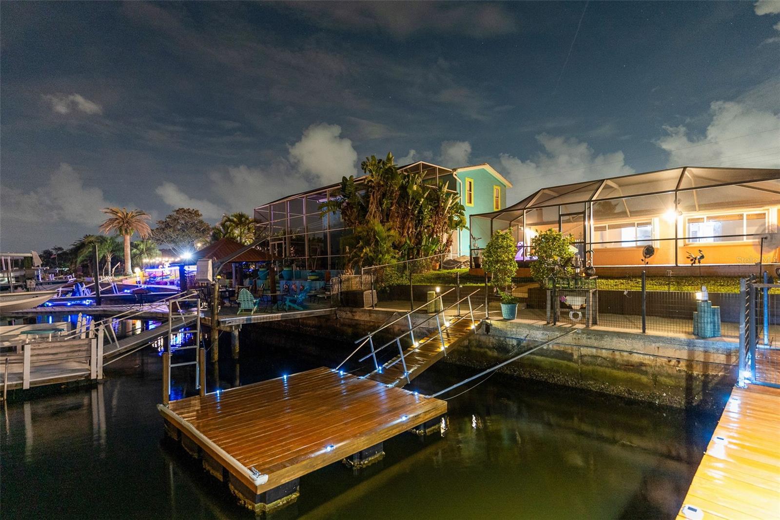 FLOATING DOCK