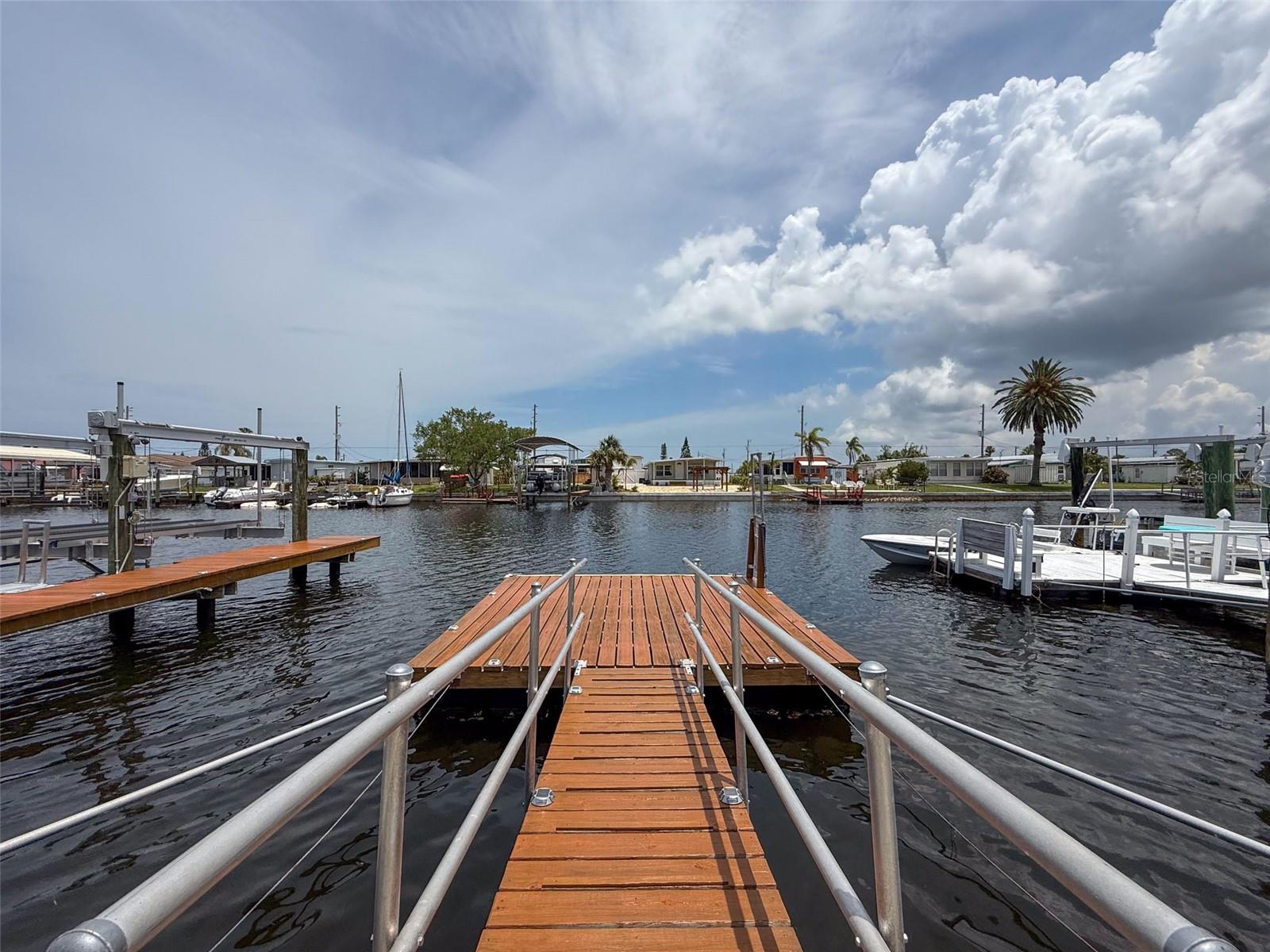 FLOATING DOCK