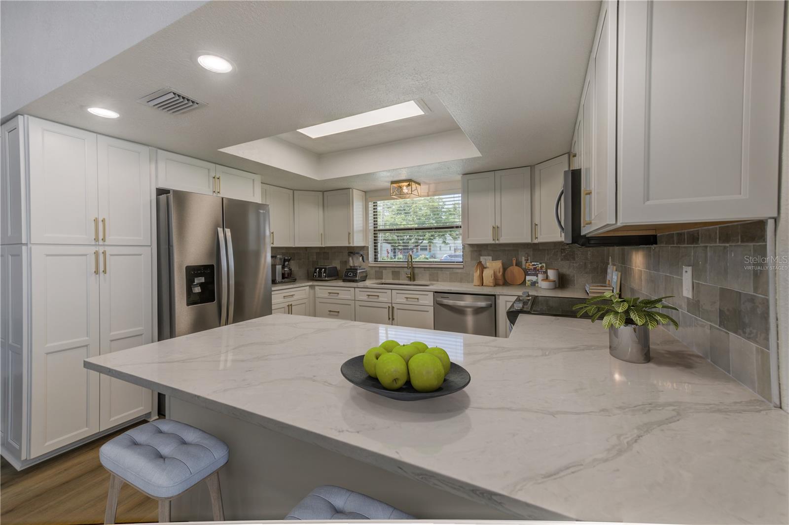 Virtually staged decor