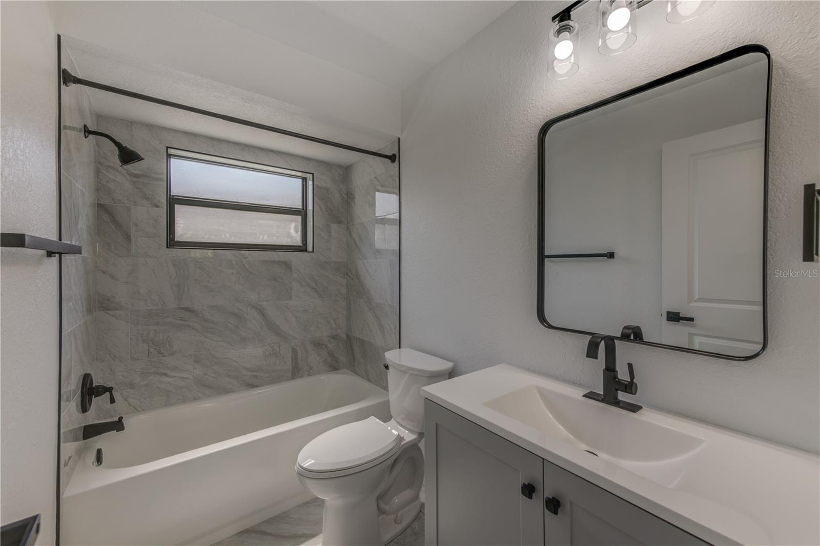 Fully updated guest bath with bathtub