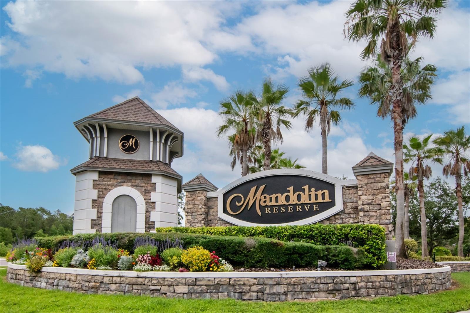 Community Entrance - walking distance to the elementary school!