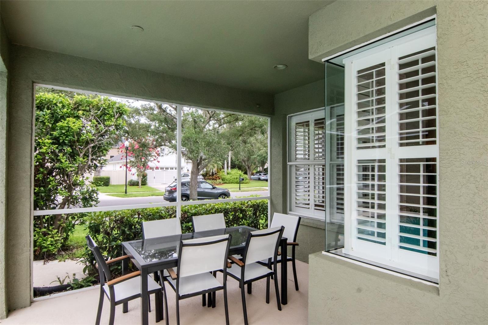 L-shaped Lanai with large eating space