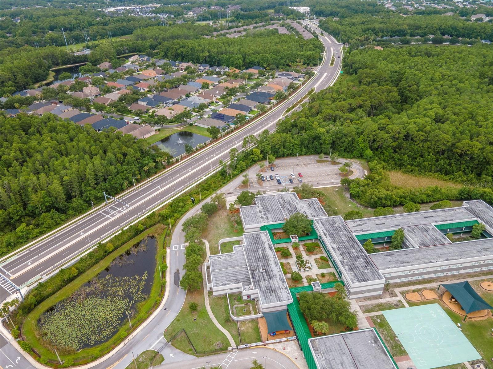 This is a view of Deer Park Elementary School, and Mandolin Reserve is just across the street!