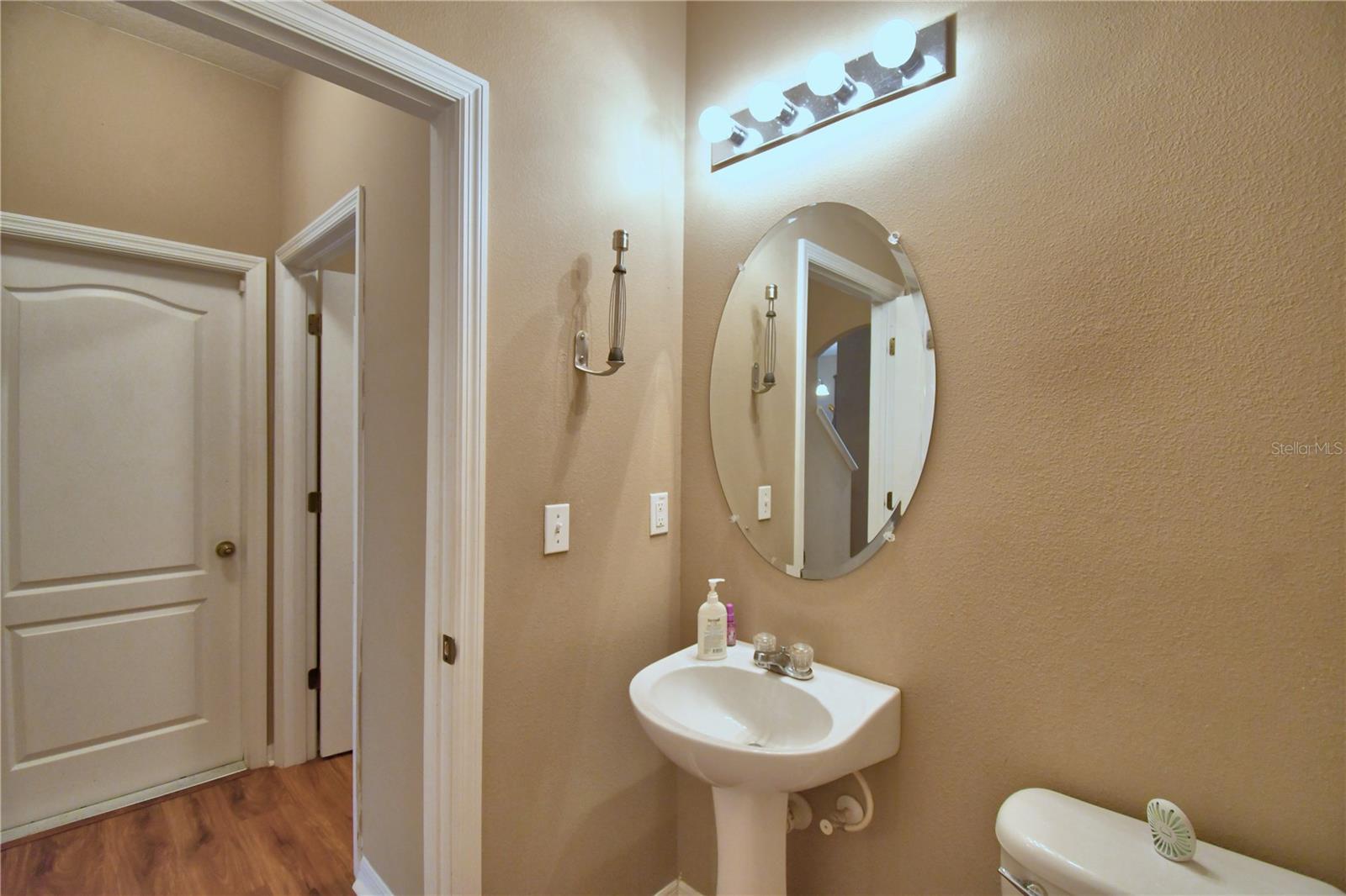 Guest Bathroom; 1st flor
