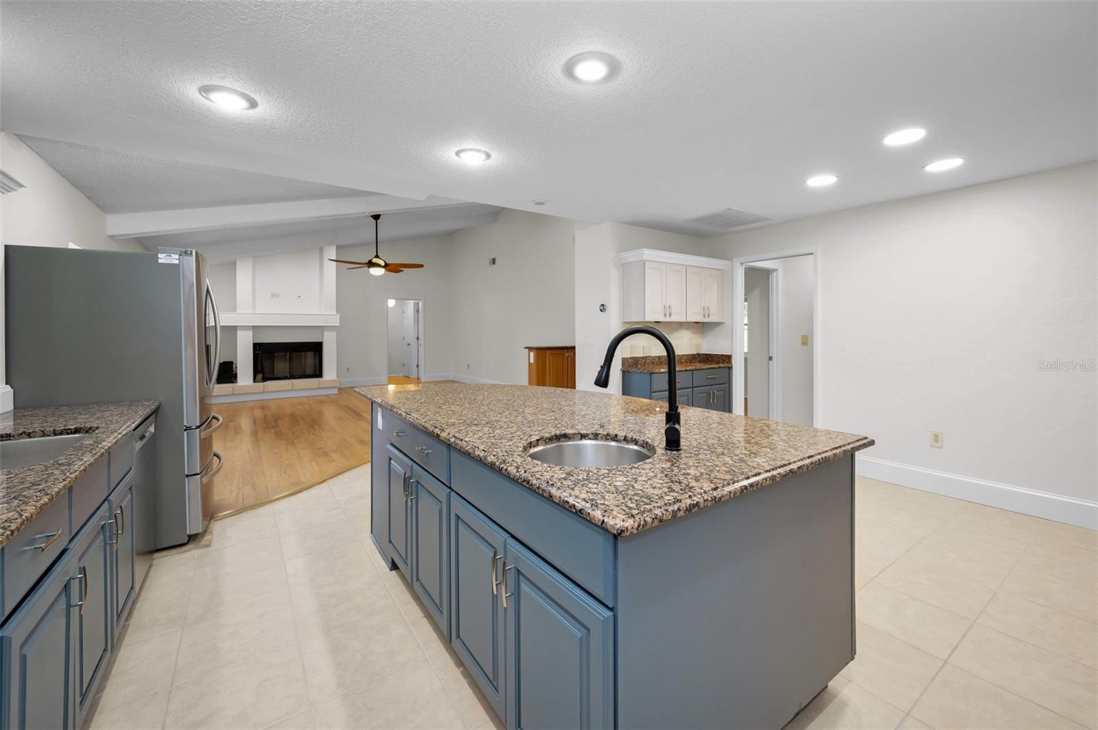 Kitchen w/Granite Counter Tops!