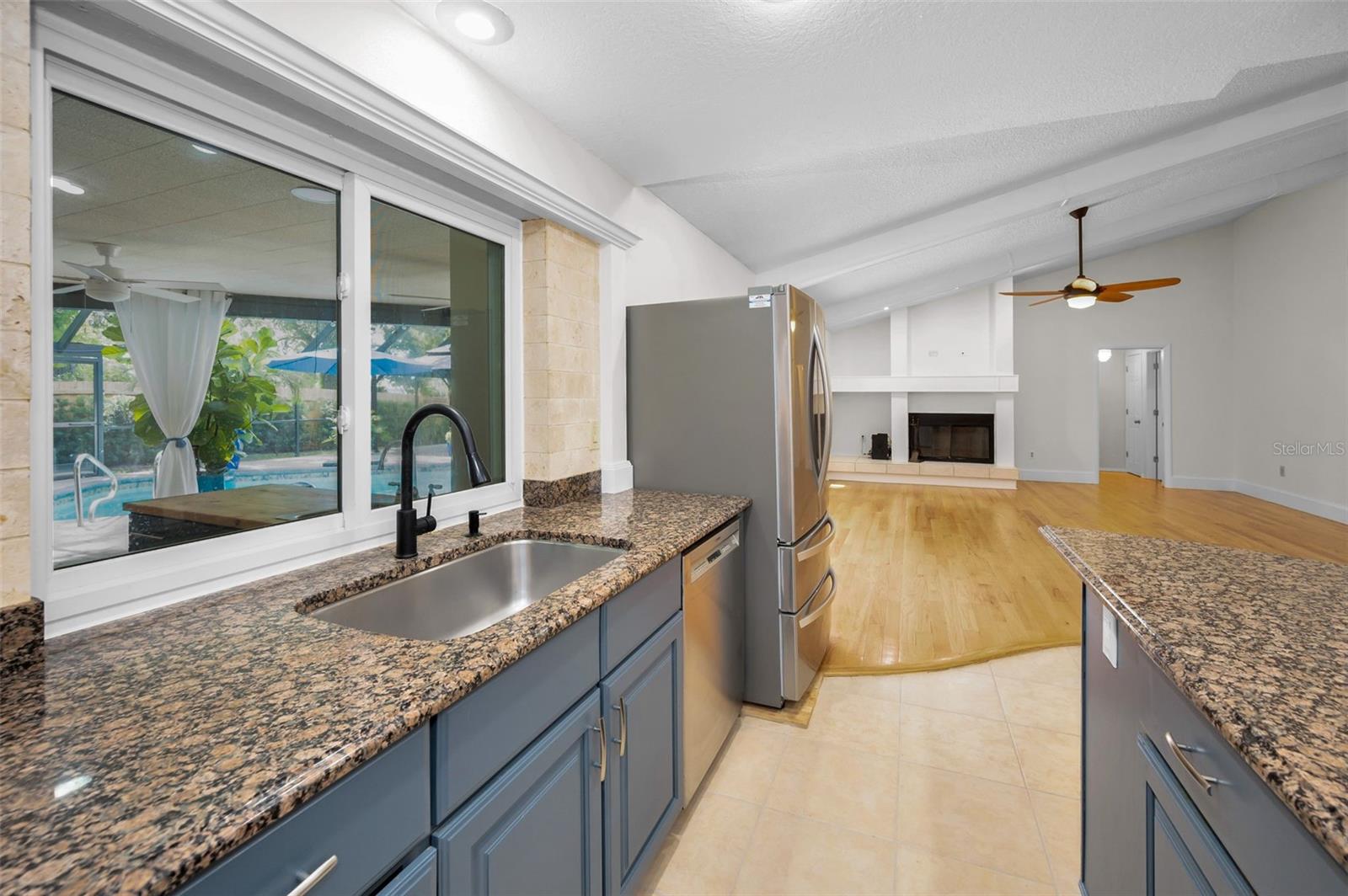 Kitchen w/Pass Thru Window!