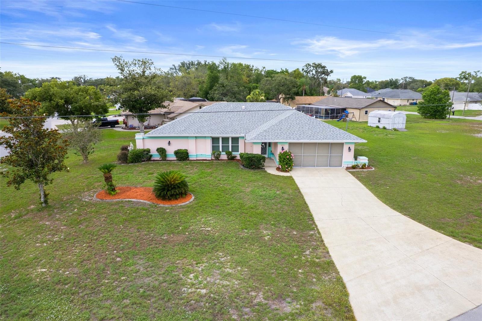 Notice the long driveway, plenty of parking space here