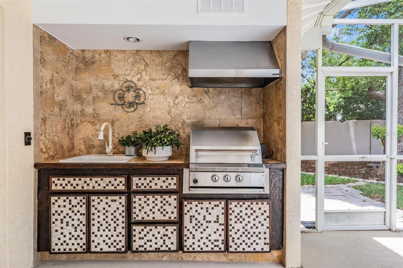 outdoor kitchen to grill at those pool get-togethers!