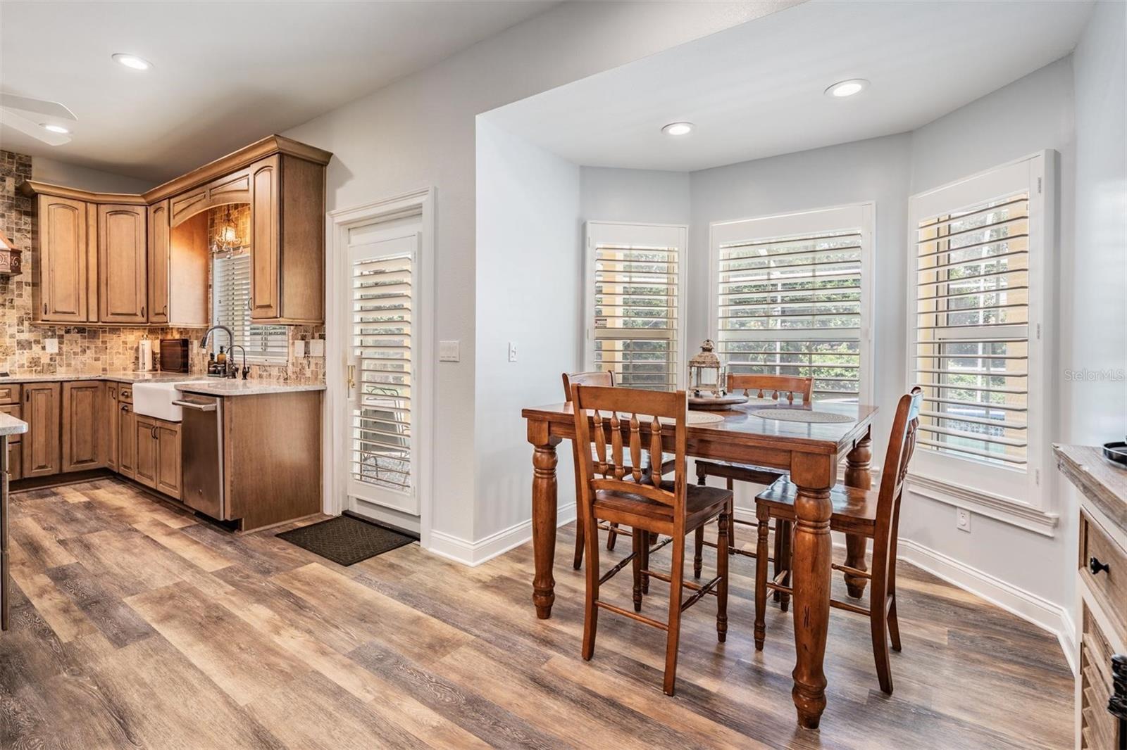 convenient breakfast nook at bay window with pool view