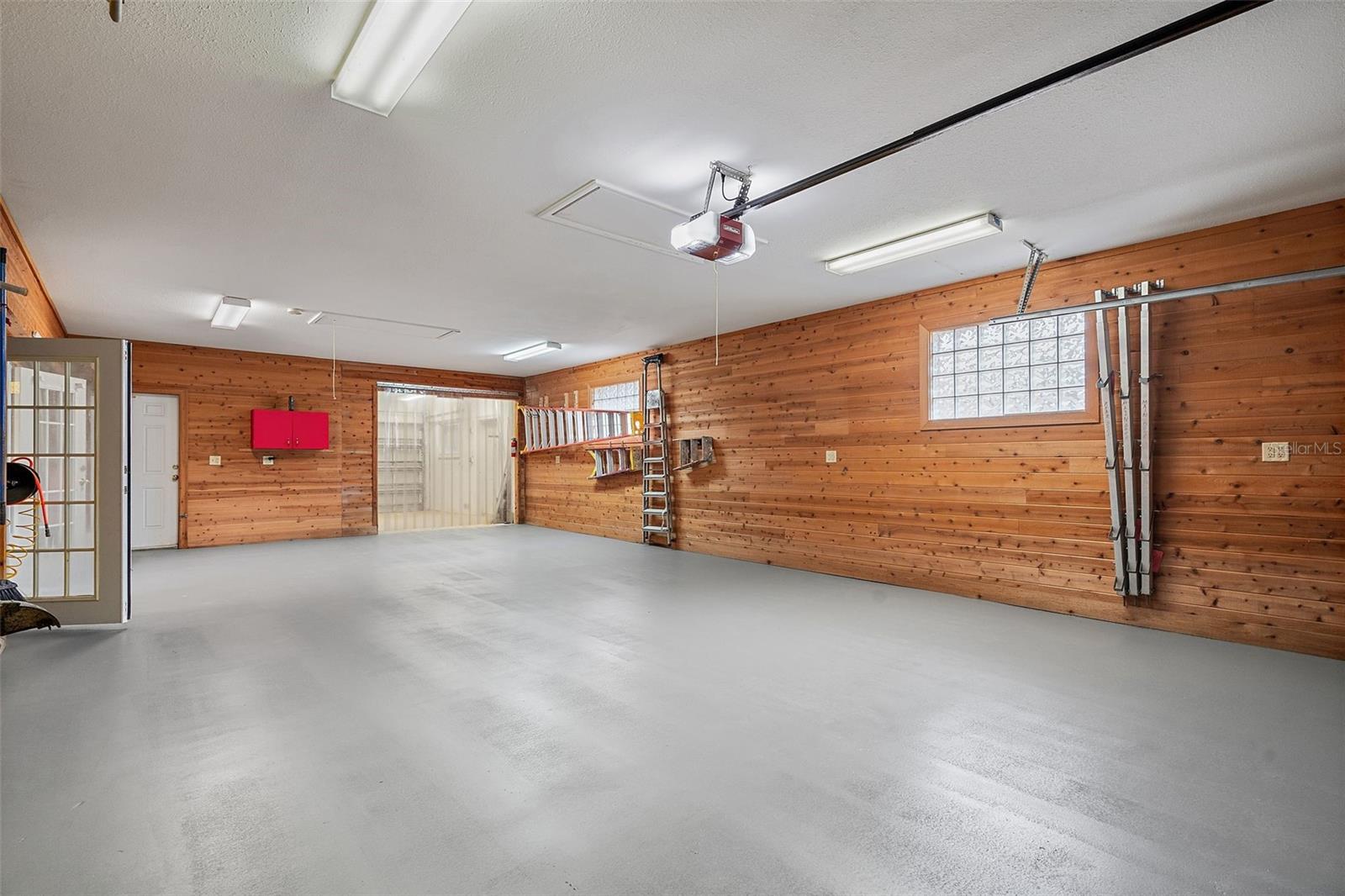 Garage apprx 21' x 37' cedar lined + workshop