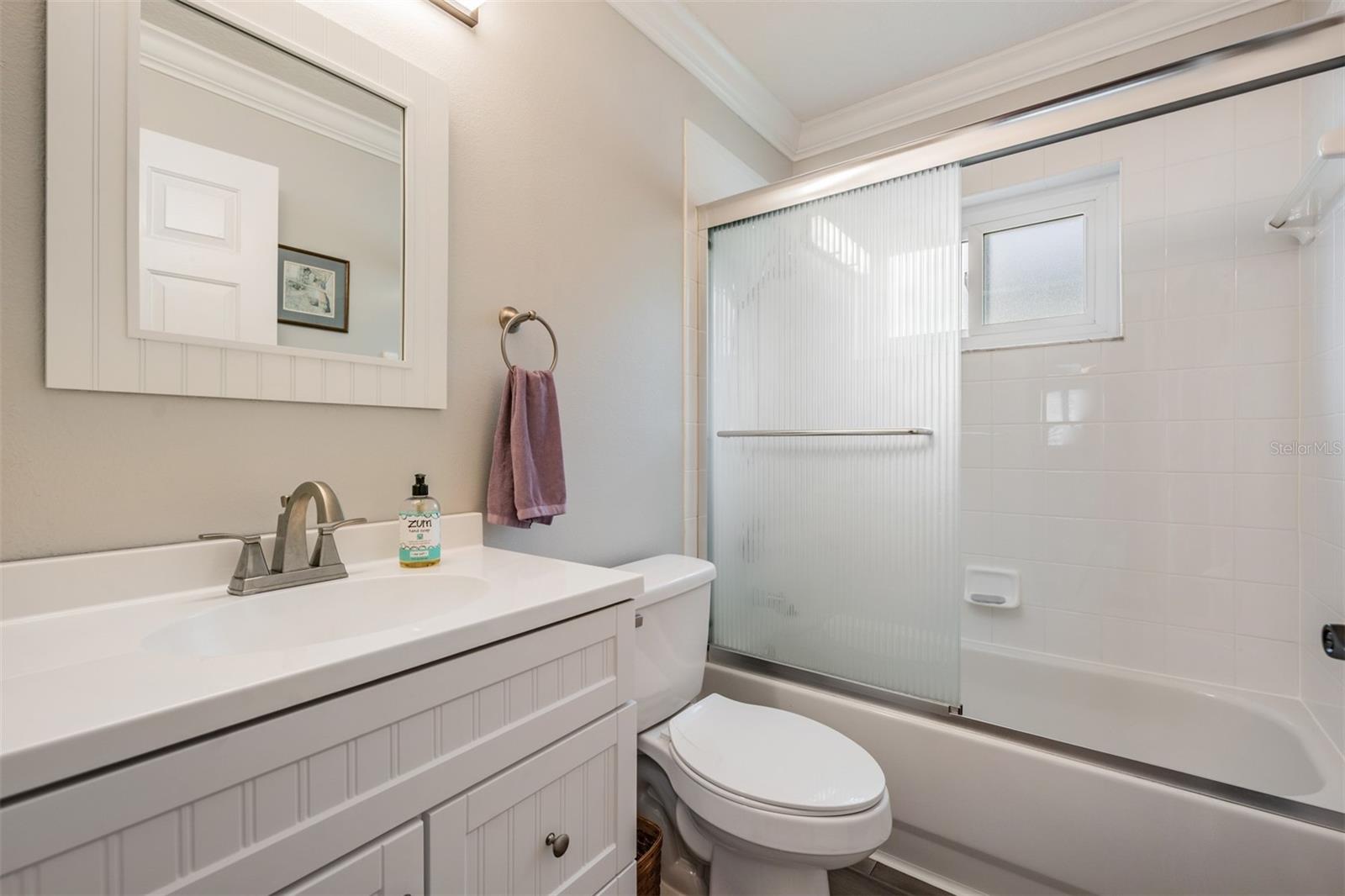 Guest bath with tub/shower combo