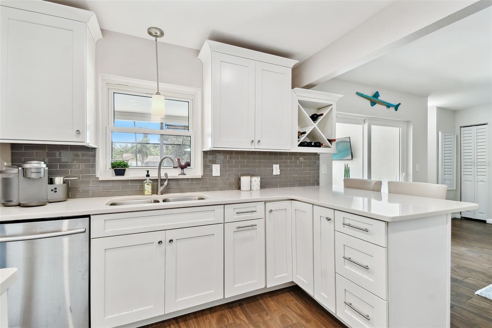 Kitchen w/lakeview