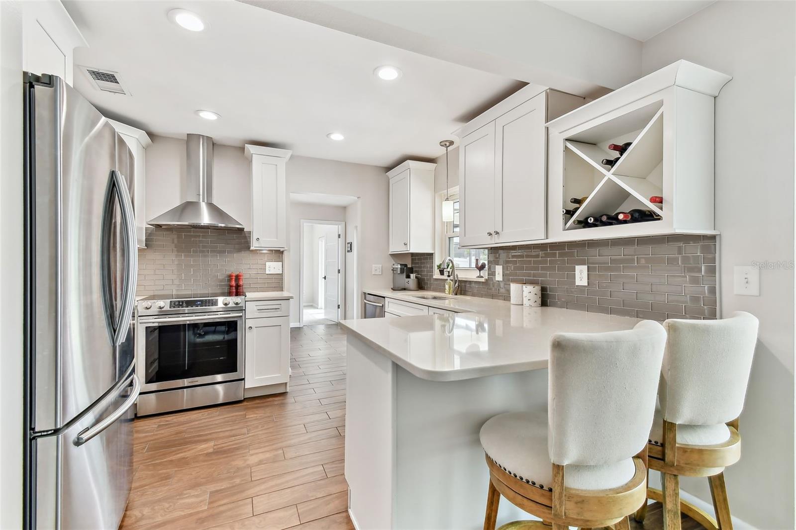 Kitchen w/breakfast bar