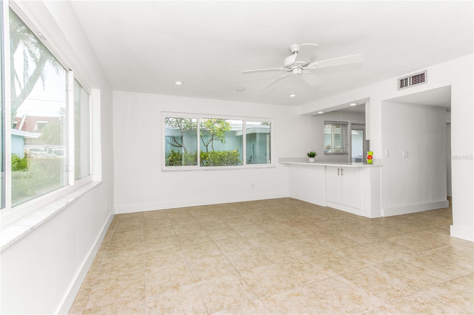 LIVING/ DINING AREA
