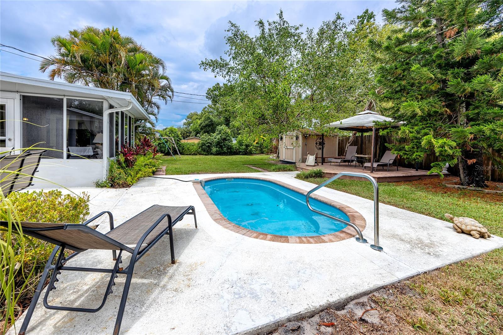 Large, fully fenced back yard with a pool!