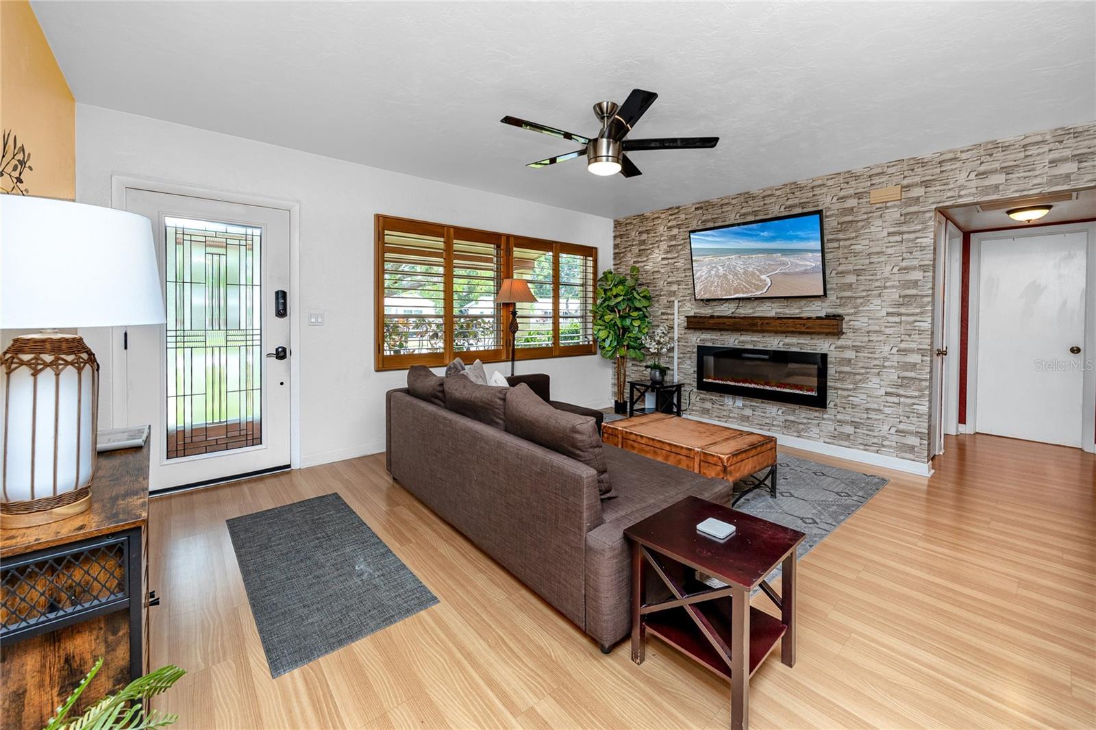 Open floor plan with lots of natural light.