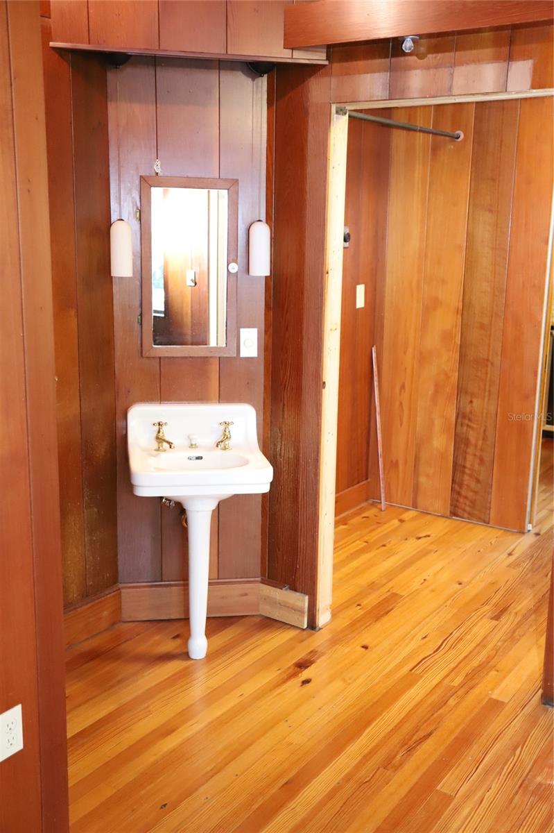 1st flr bath