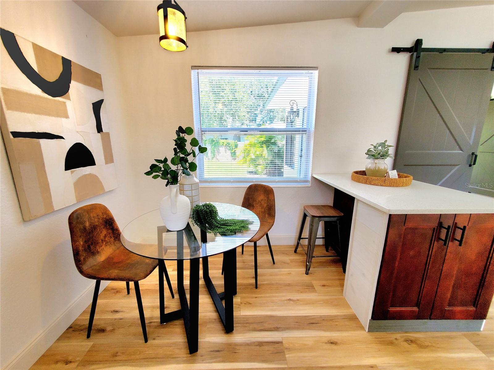 BREAKFAST BAR DINETTE