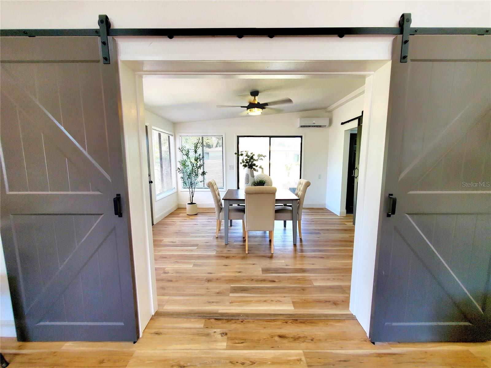 DOUBLE BARN DOORS