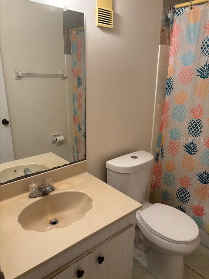 2nd bathroom with tub