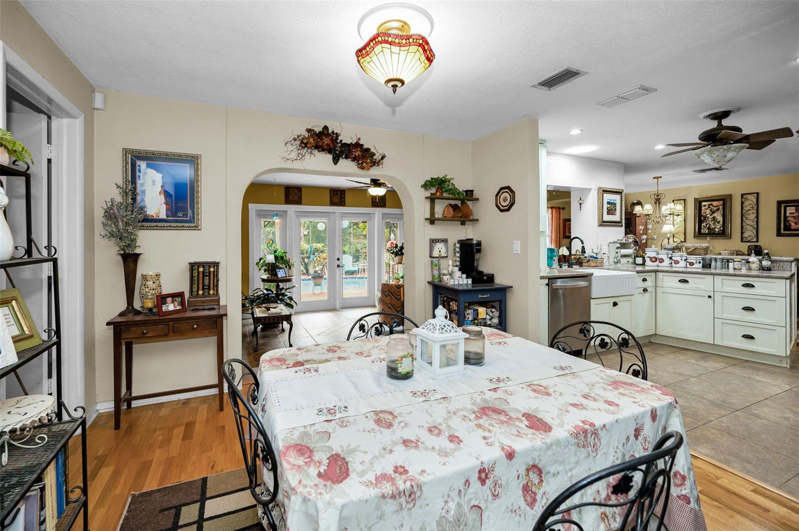 Kitchen Eat-in Area