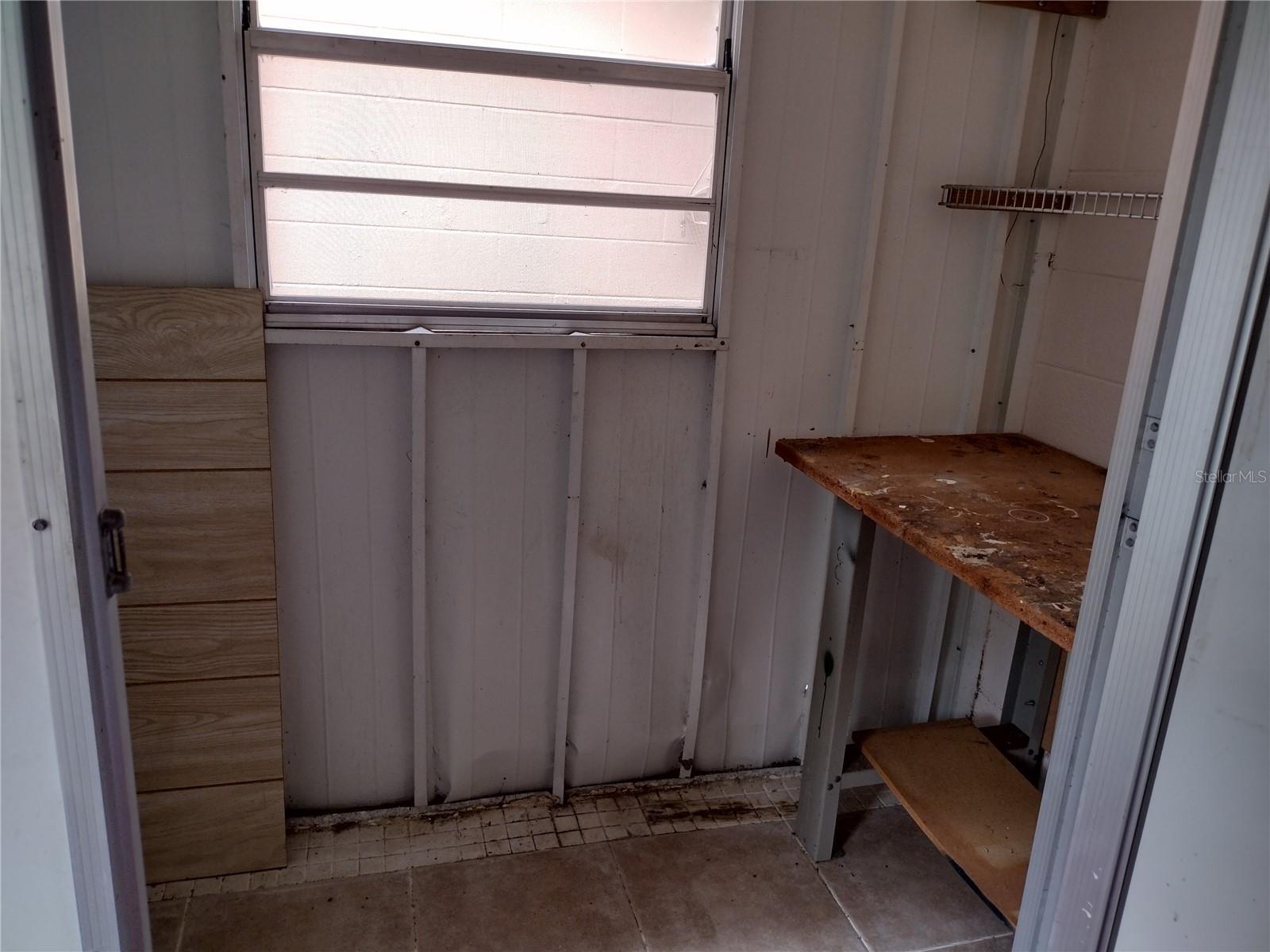 storage/laundry area no washer/dryer connections