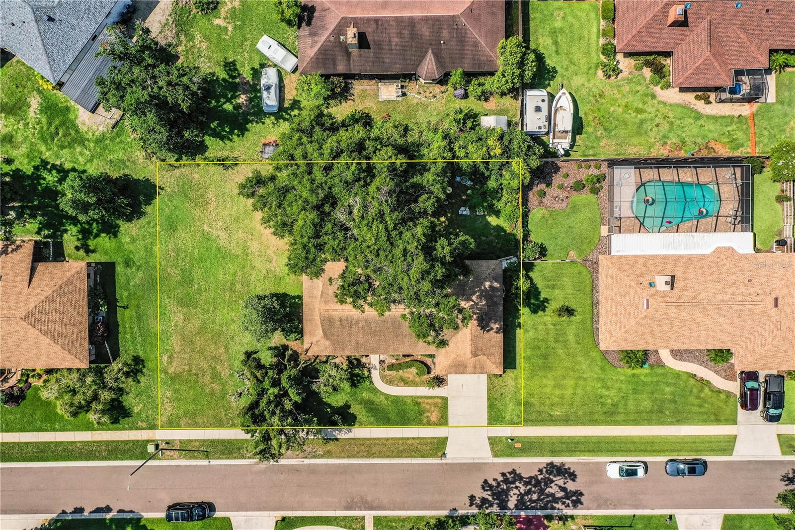 WOW! Look at this yard! One of the LARGEST yards in the community!