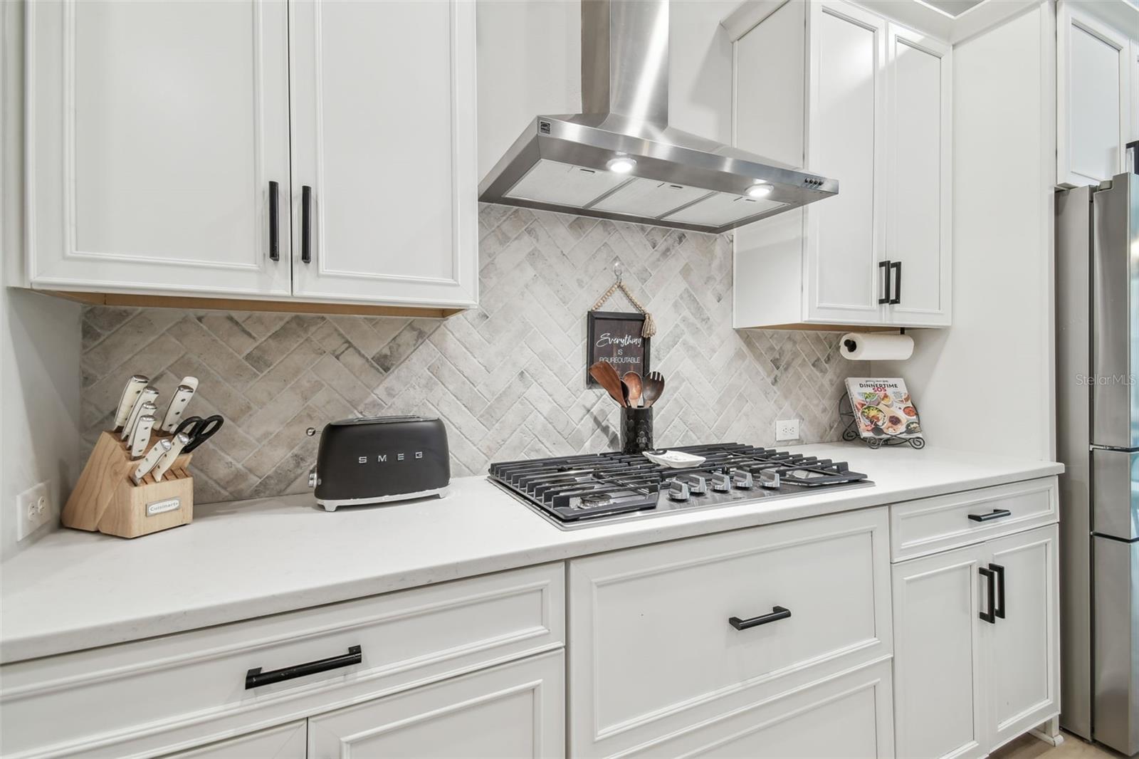 Gas cooktop with vent hood