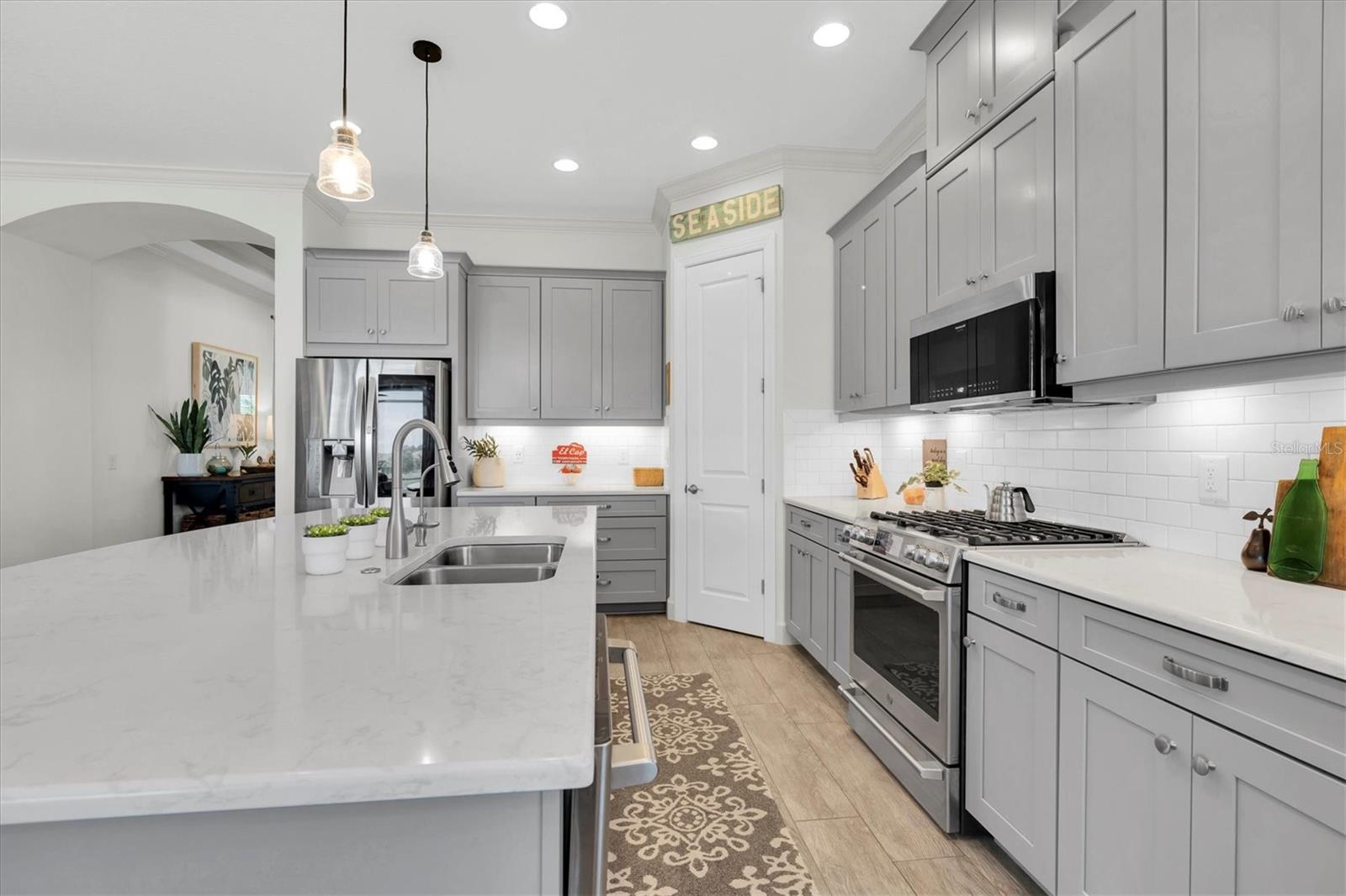 GLEEMING QUARTZ COUNTERS