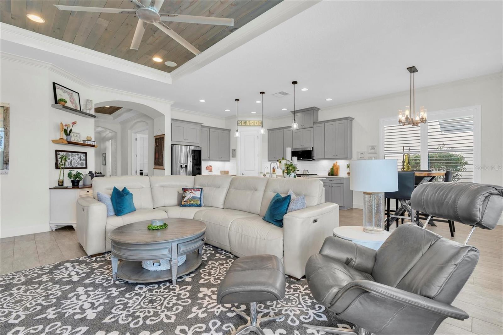 SPACIOUS LIVING ROOM