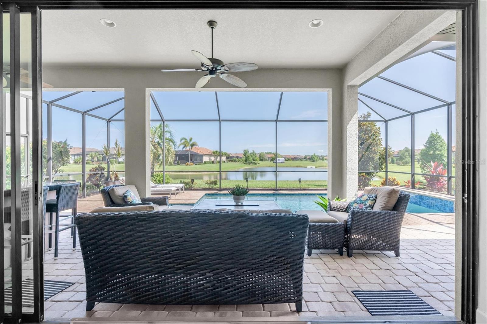 POCKETING SLIDERS BLEND INDOORS WITH OUTDOOR SPACE