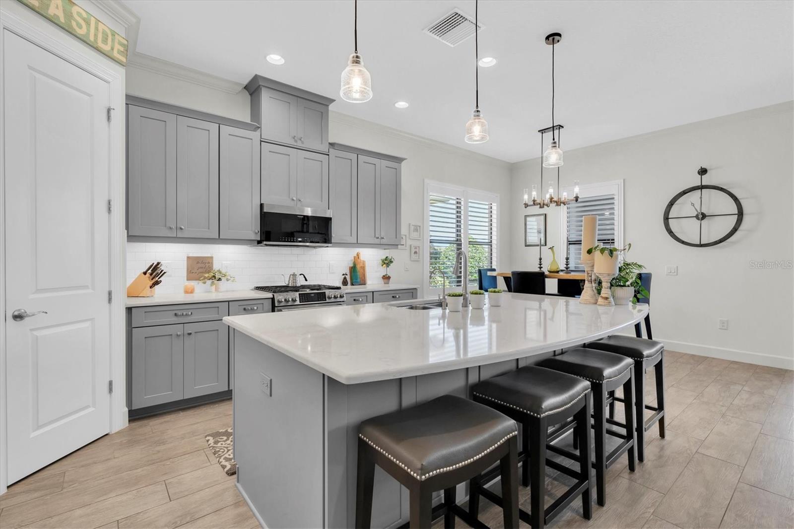 SPACIOUS ISLAND WITH ROOM TO ENTERTAIN