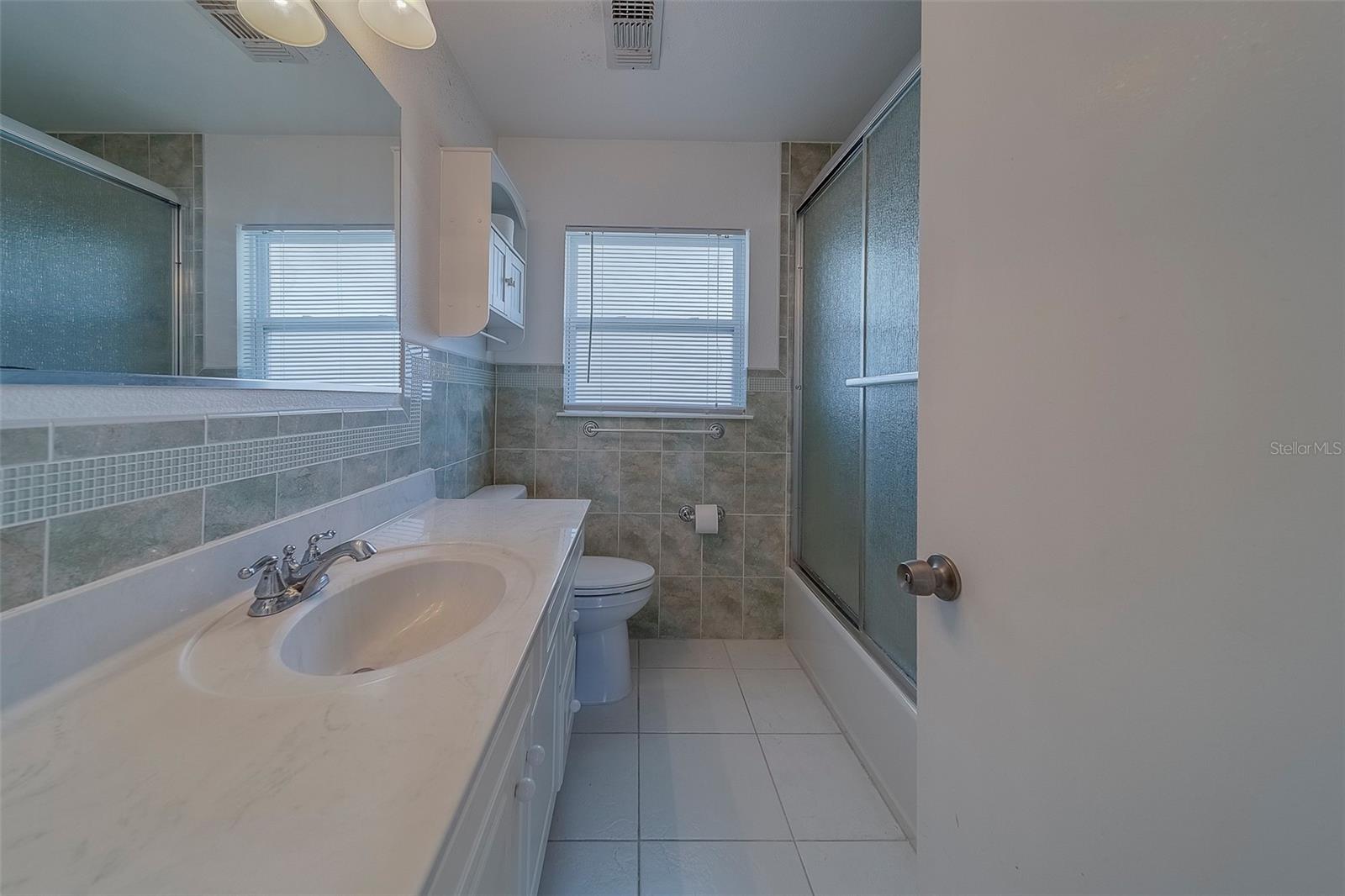 Bathroom 2 Tub and shower combo