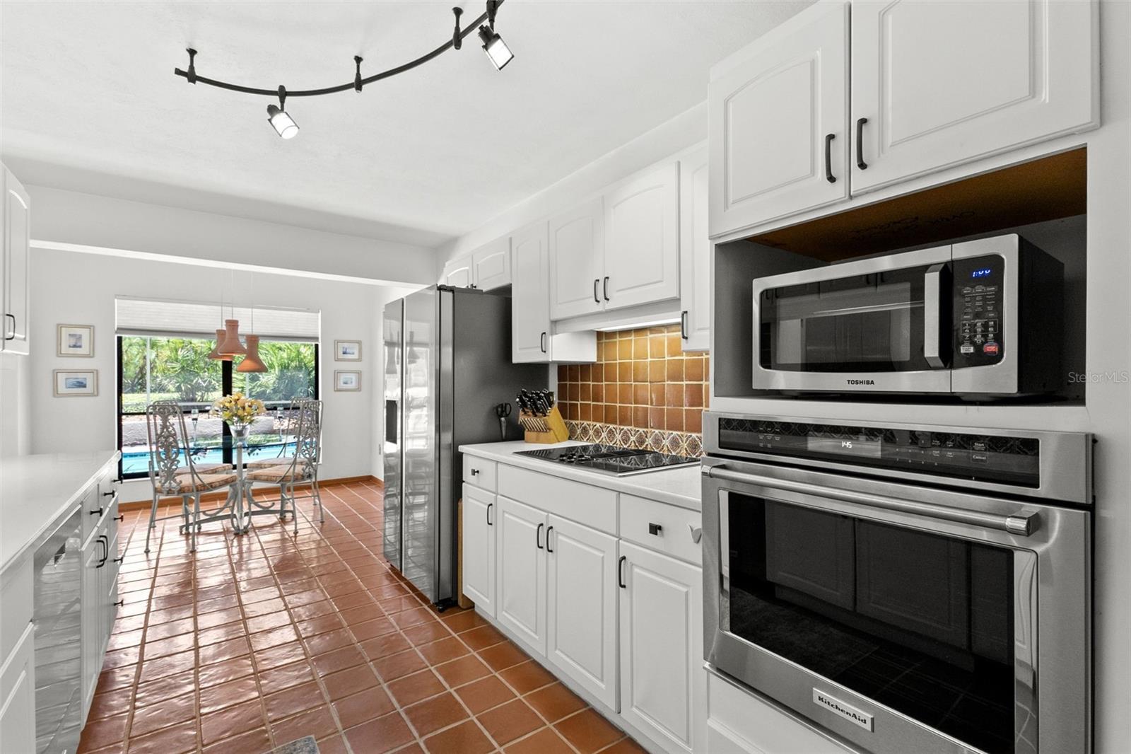 KITCHEN WITH EATIN TABLE