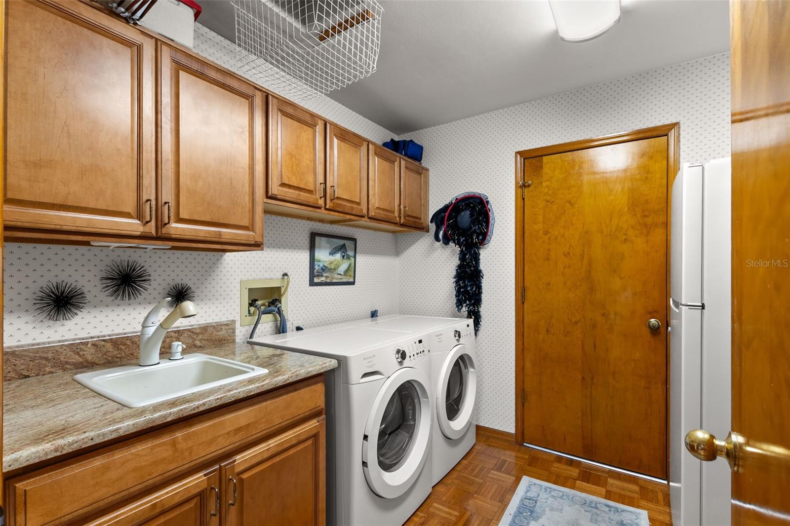 LAUNDRY ROOM WASHER DRYER & FRIG