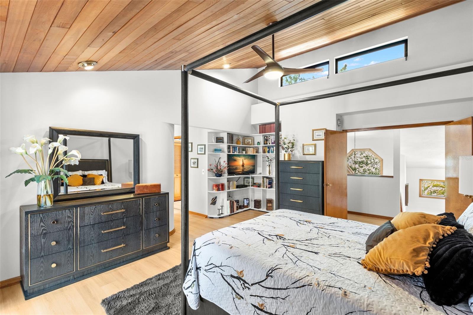 PRIMARY WITH ENSUITE/ BUILT IN SHELVES