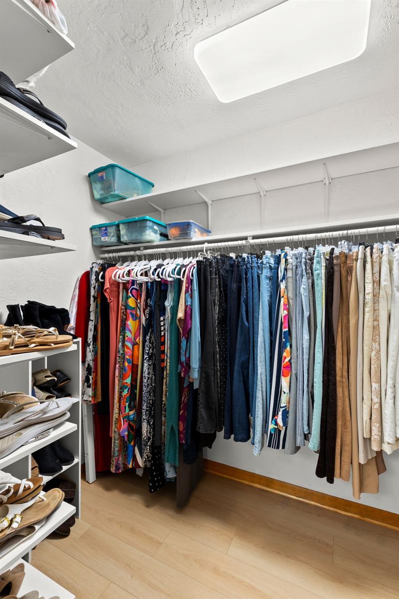 WALK IN CLOSET (1)