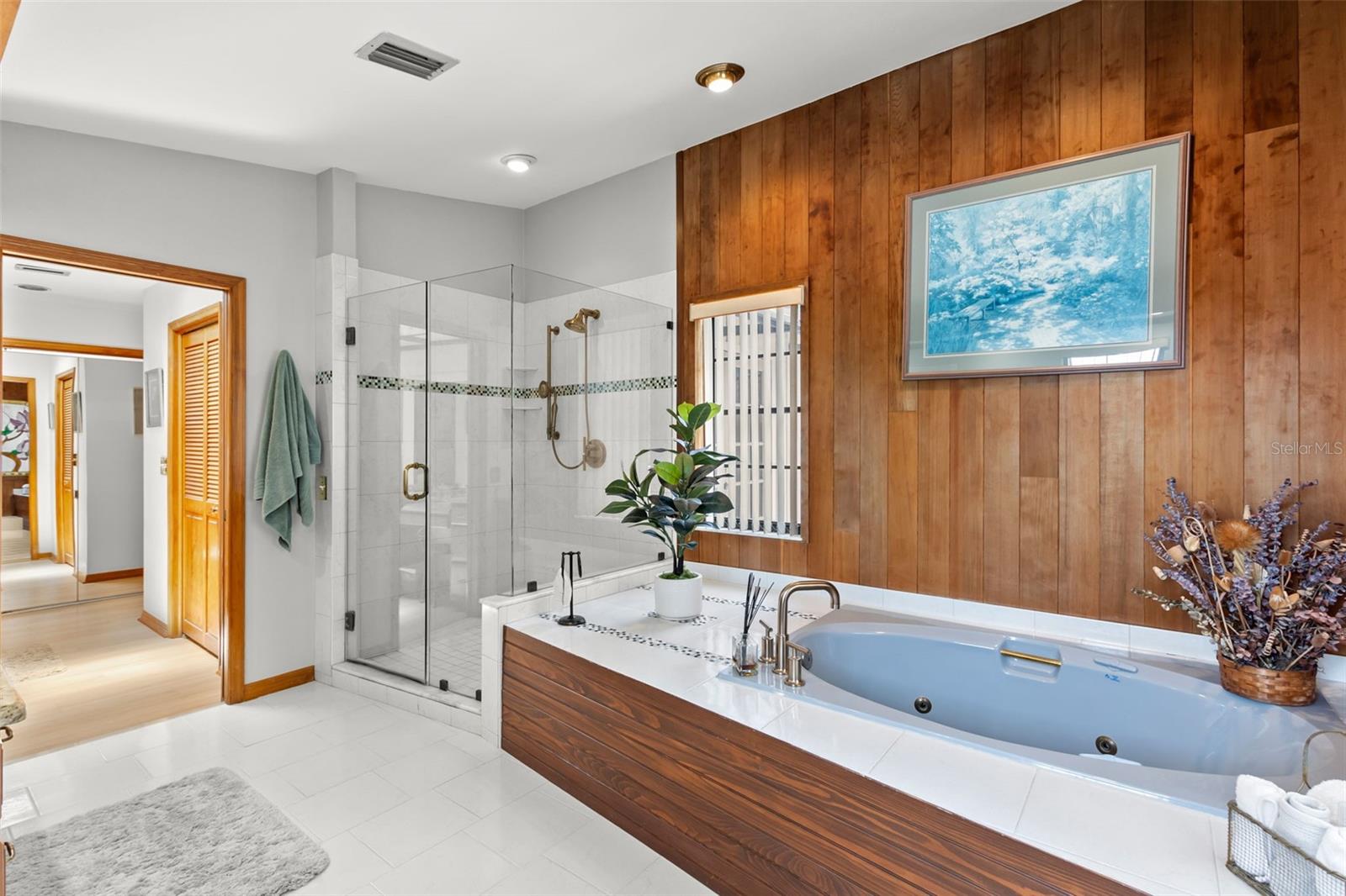 ENSUITE WITH WHIRLPOOL AND SHOWER