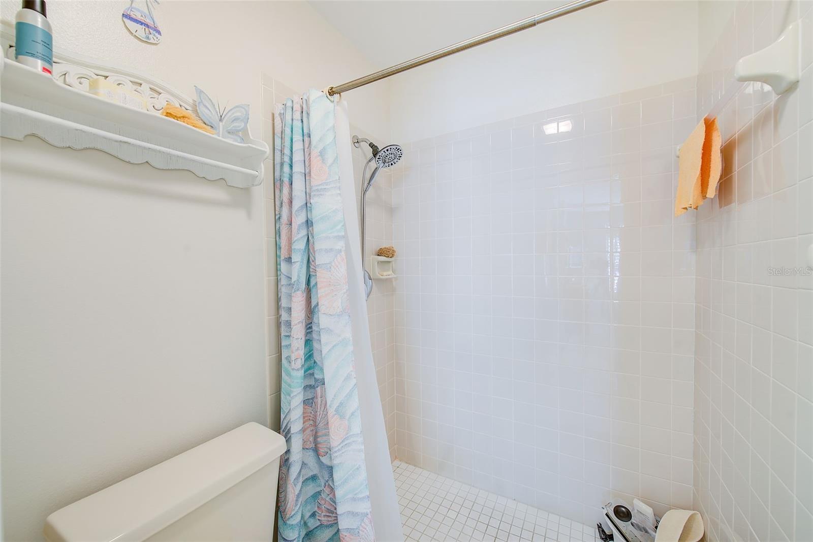 MASTER EN-SUITE BATH