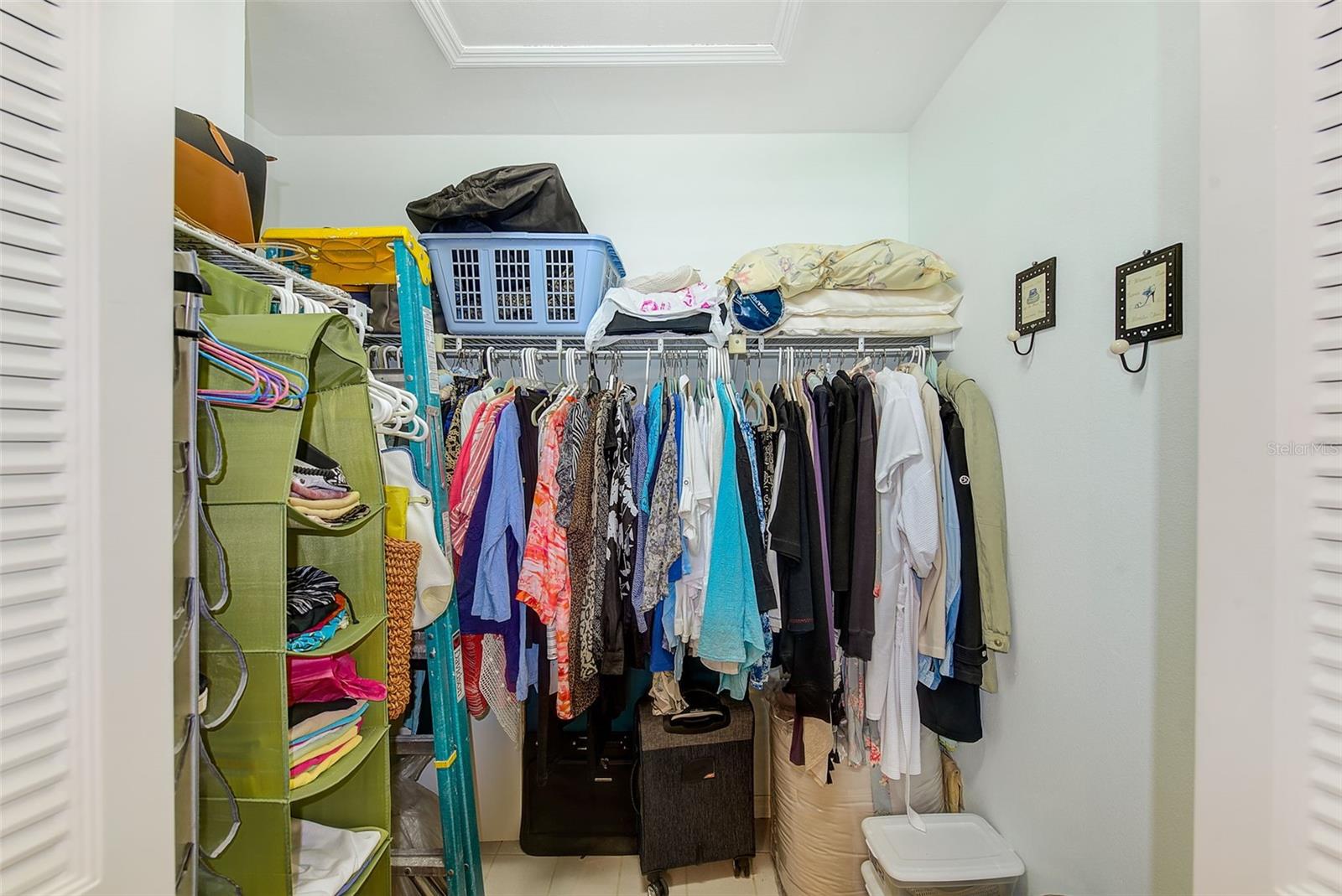 MASTER WALK-IN CLOSET