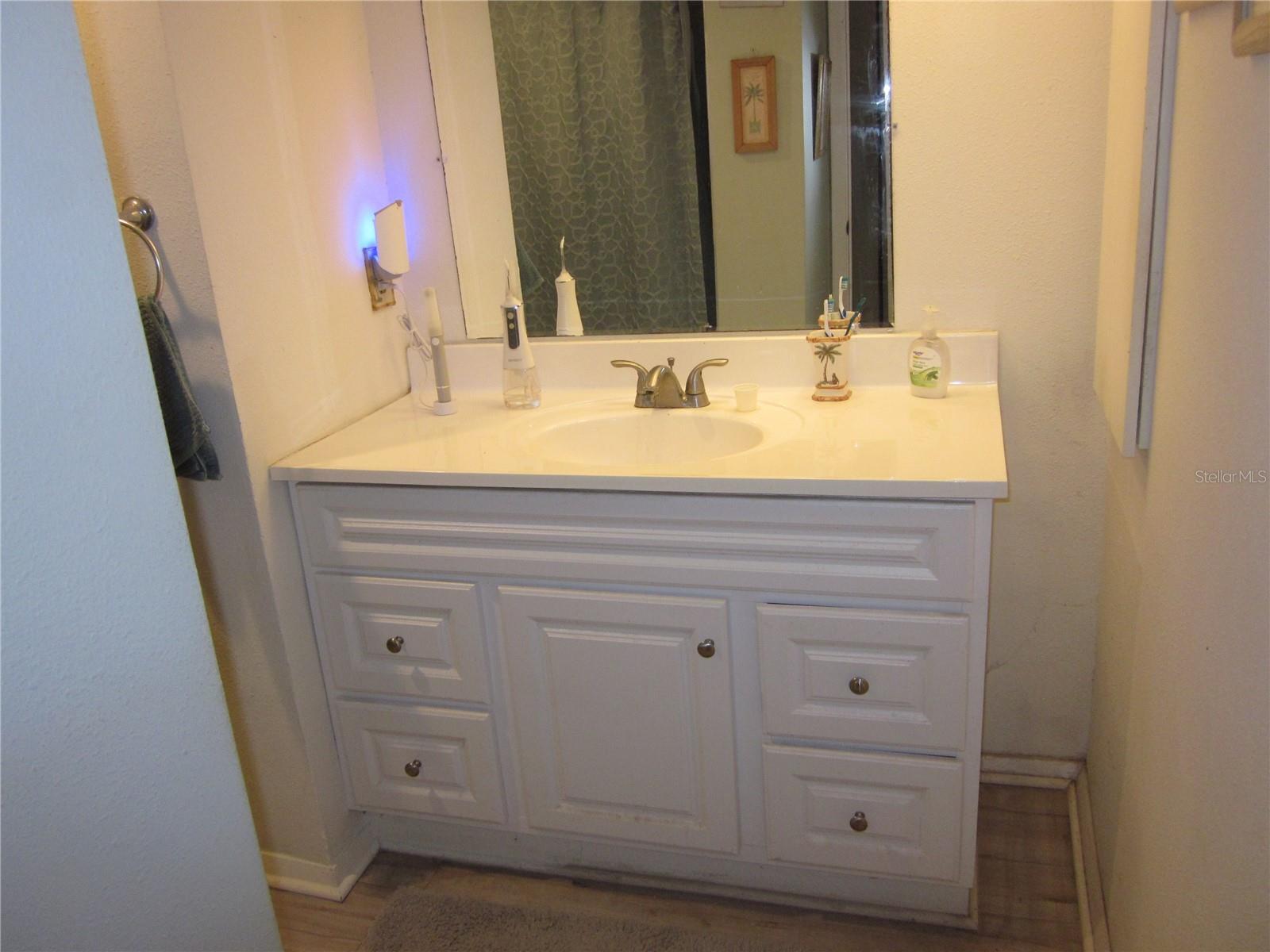 Bath with newer vanity/fixtures