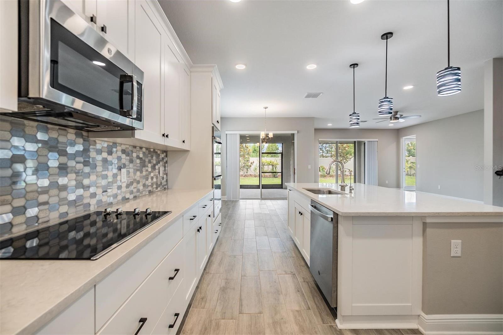 Tons of counterspace & cabinetry!