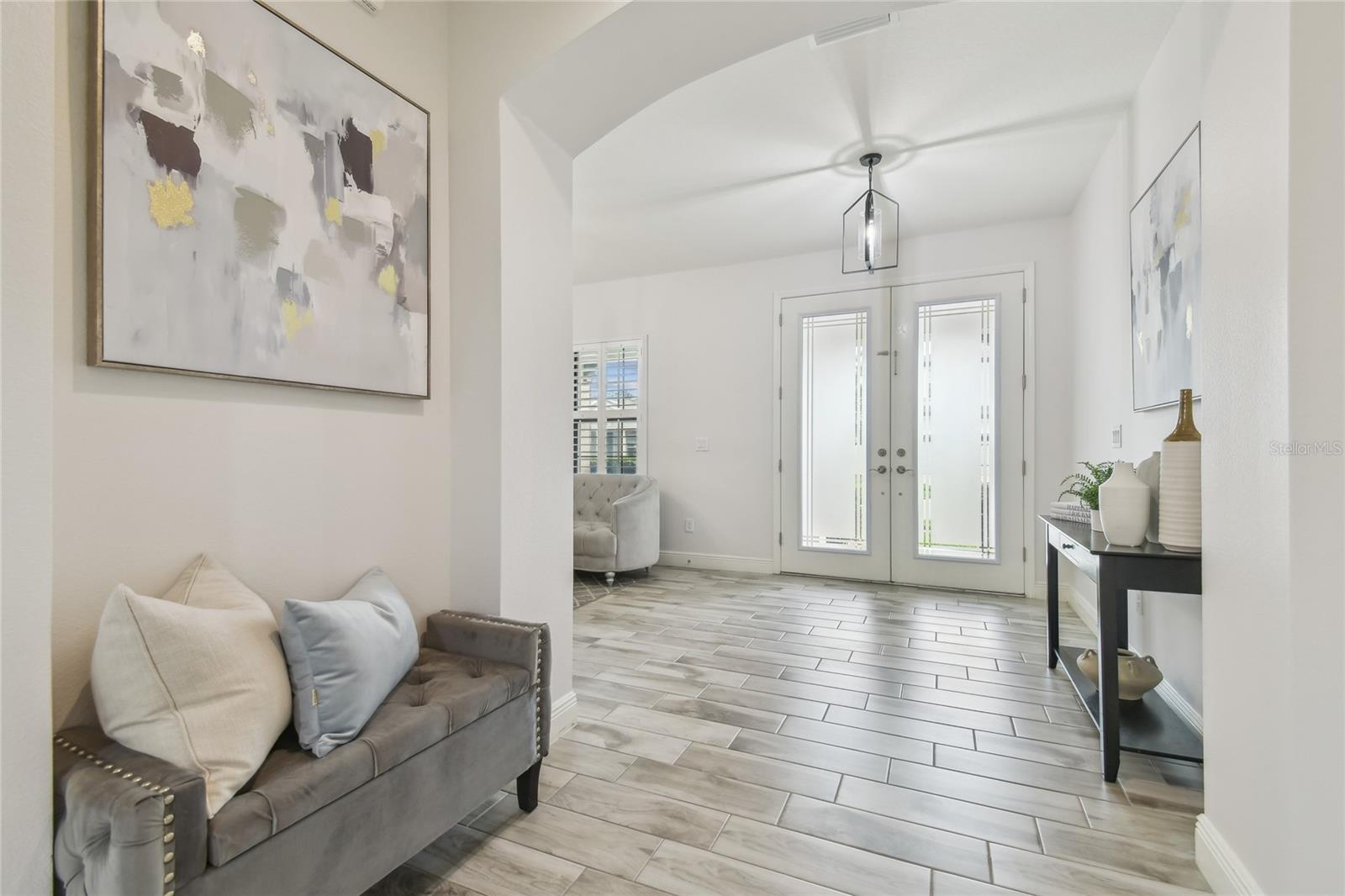Wide double foyer