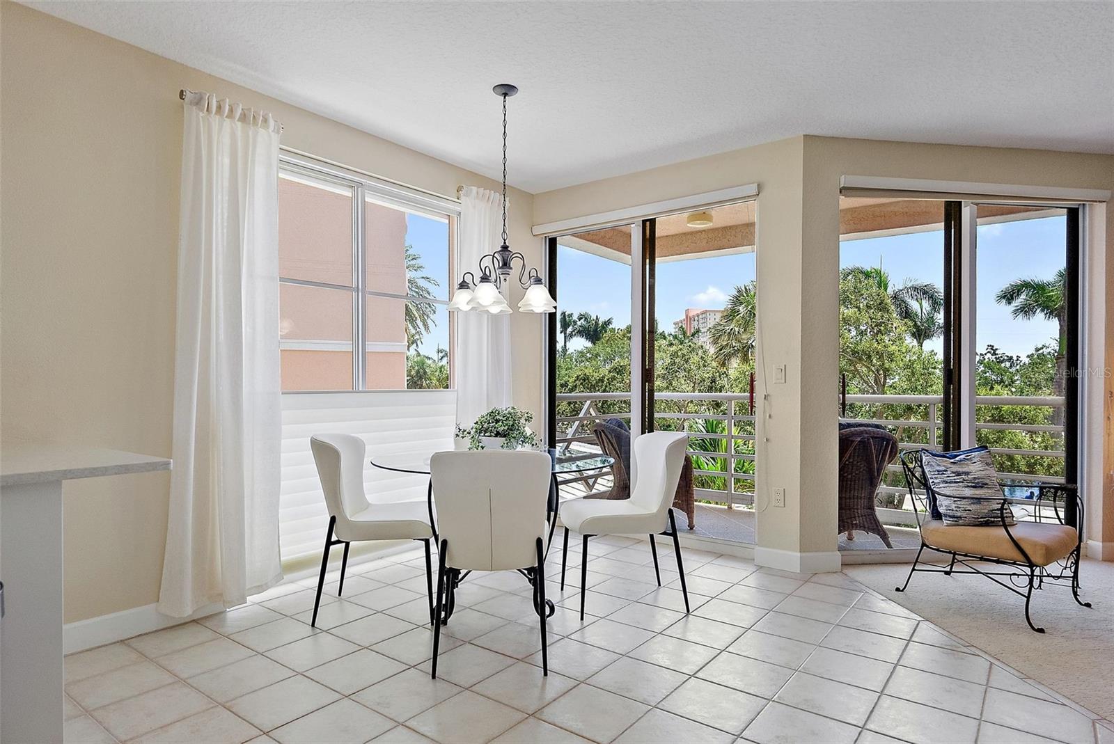 Light & bright eat-in & front balcony